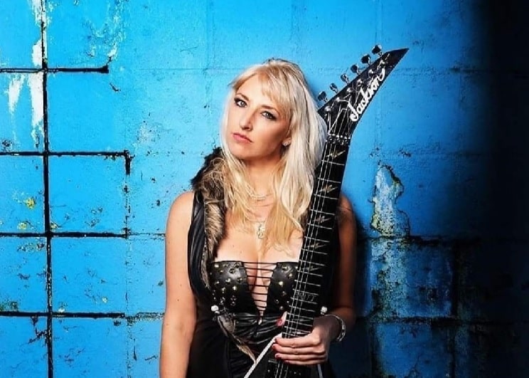 Britt Lightning: La guitarrista de Vixen que inspira a las mujeres en el rock